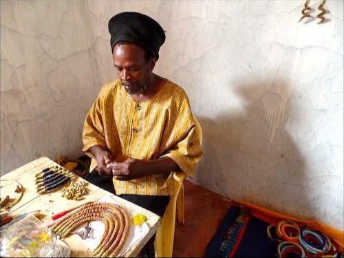David maakt authentieke Afrikaanse sieraden met de hand