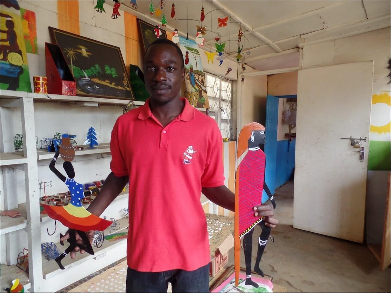 Een kunstenaar van het Kisumu Innovation Center in Kenia laat zien hoe ze afval transformeren tot kunst